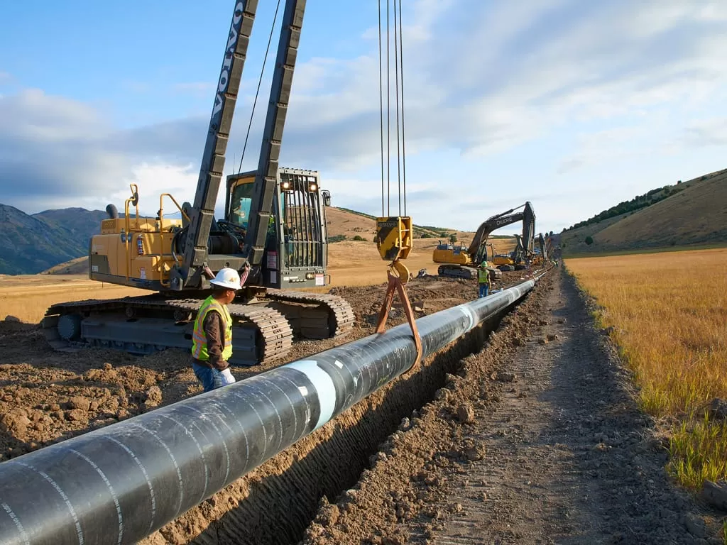 crew laying pipe in pacific southwest