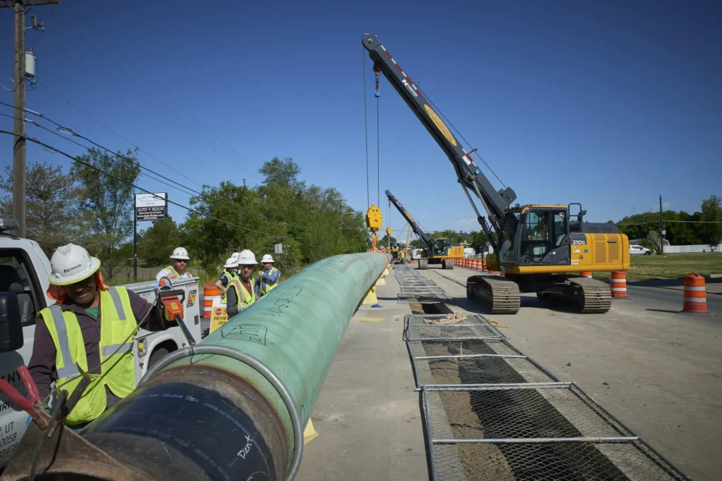 construction crew working natural gas lines